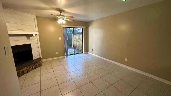 Foto del edificio - CUTE 2/1.5 w/ Small Fenced Yard, Close to ...