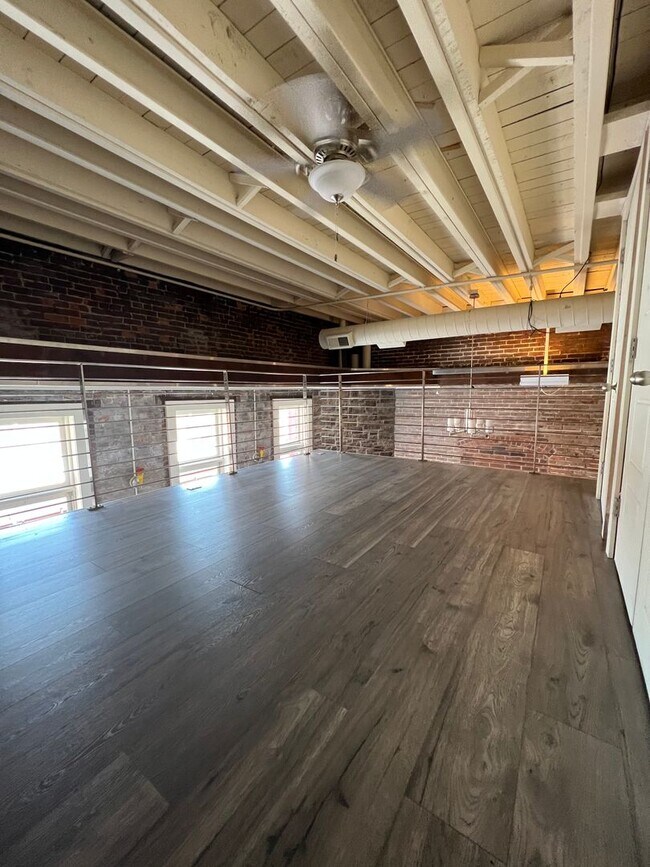 Building Photo - Beautifully Renovated 1 bedroom 1 bath Lof...