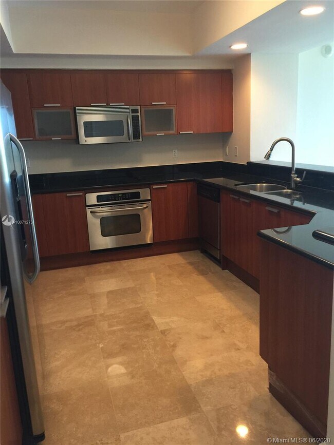 Foto del edificio - 14951 Royal Oaks Ln