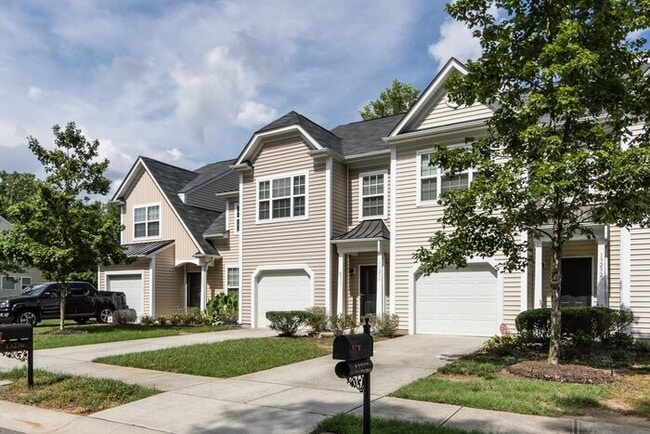 Building Photo - Beautiful 3BD/2.5BA Townhome in the Lions Gate Community!