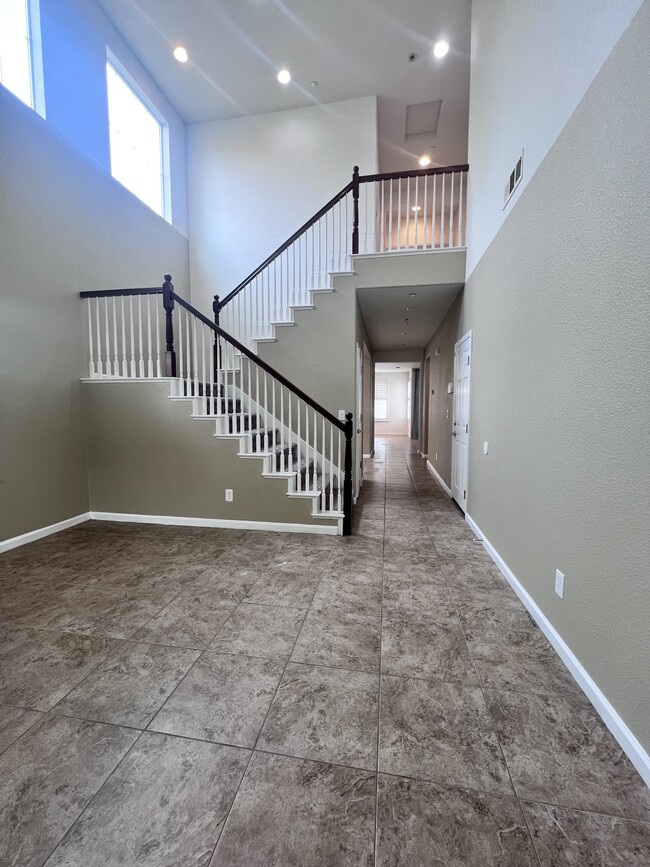 Building Photo - 64 Narcissus Ct