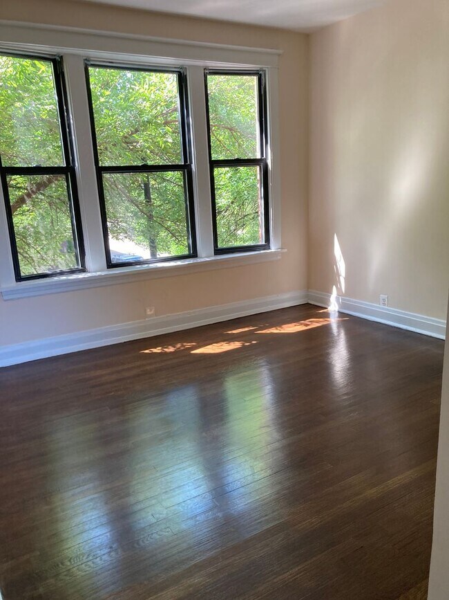 Foto del edificio - Bowmanville Top Floor Two Bed/One Bath ~ P...