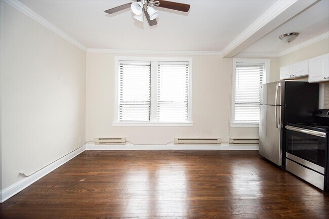 Building Photo - 3340 N Marshfield Ave