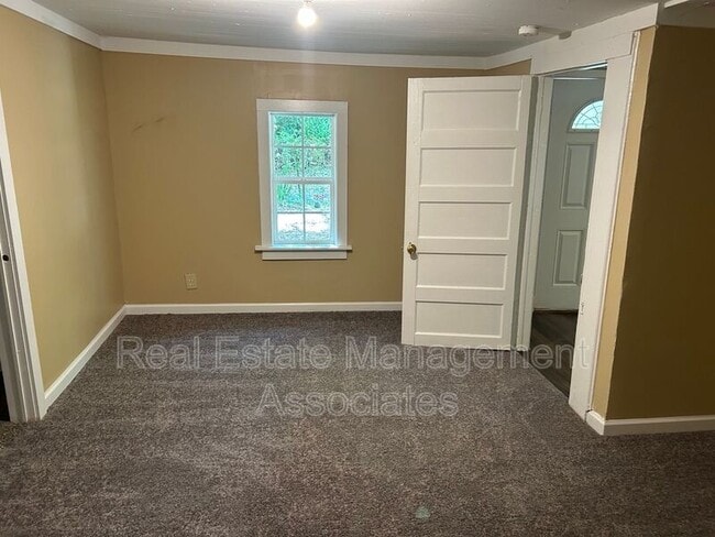 Building Photo - 308 E Brooks Ave