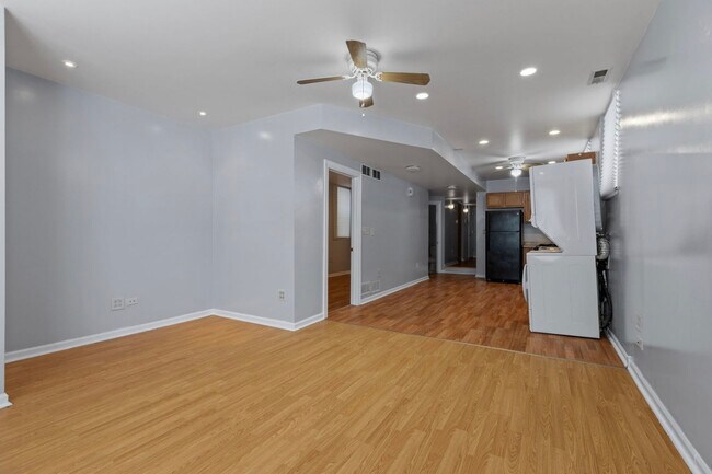 Building Photo - 2614 S Sawyer Ave