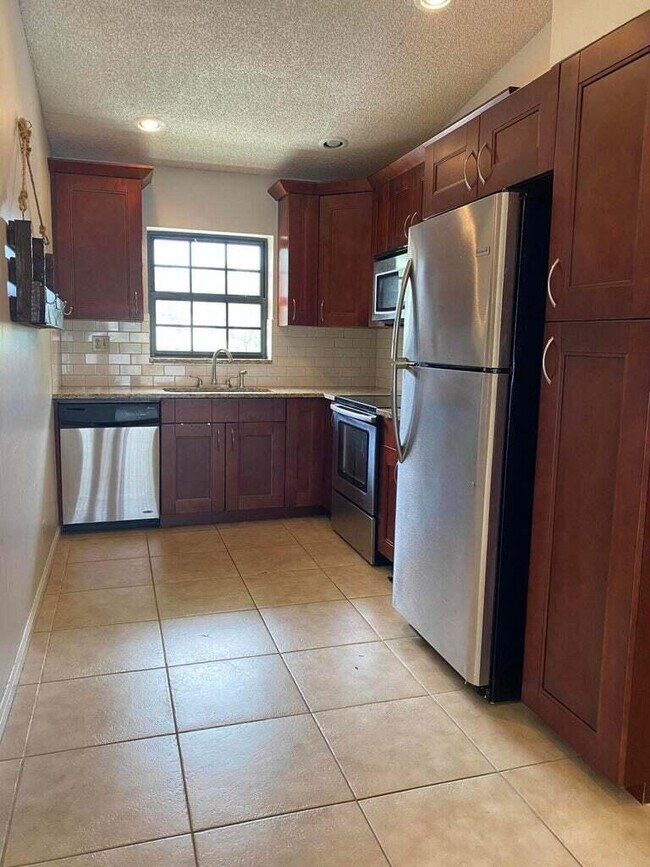 Building Photo - 2900 Olivewood Terrace