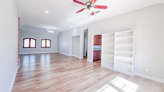 Foto del edificio - 6303 Lugary Dr