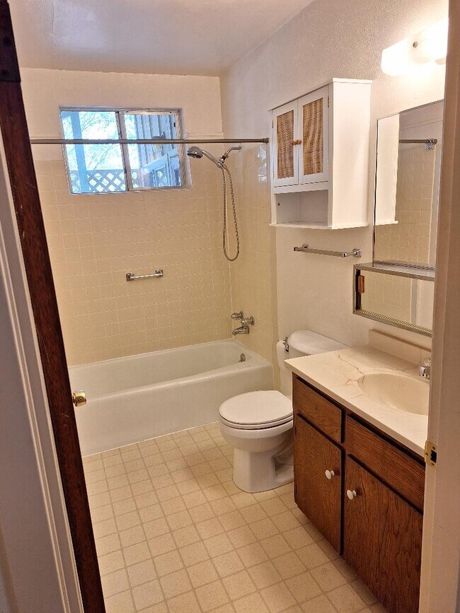 Foto del edificio - 2404 Riverside Farms Rd