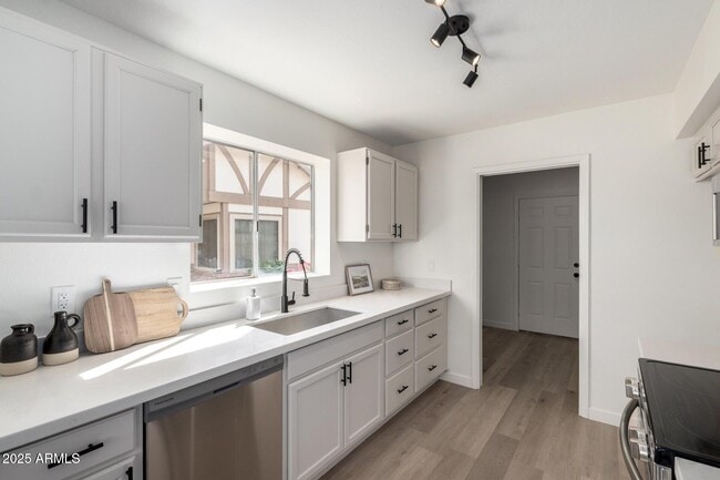 Foto del edificio - 8520 W Palm Ln