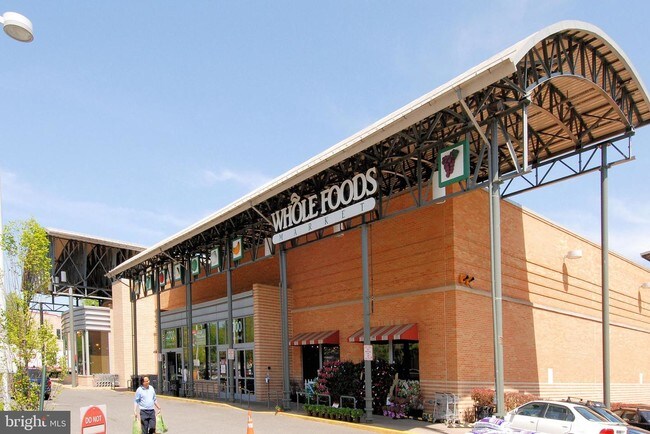 Building Photo - 900 N Garfield St