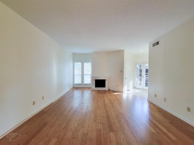 Foto del edificio - 10811 Richmond Ave.