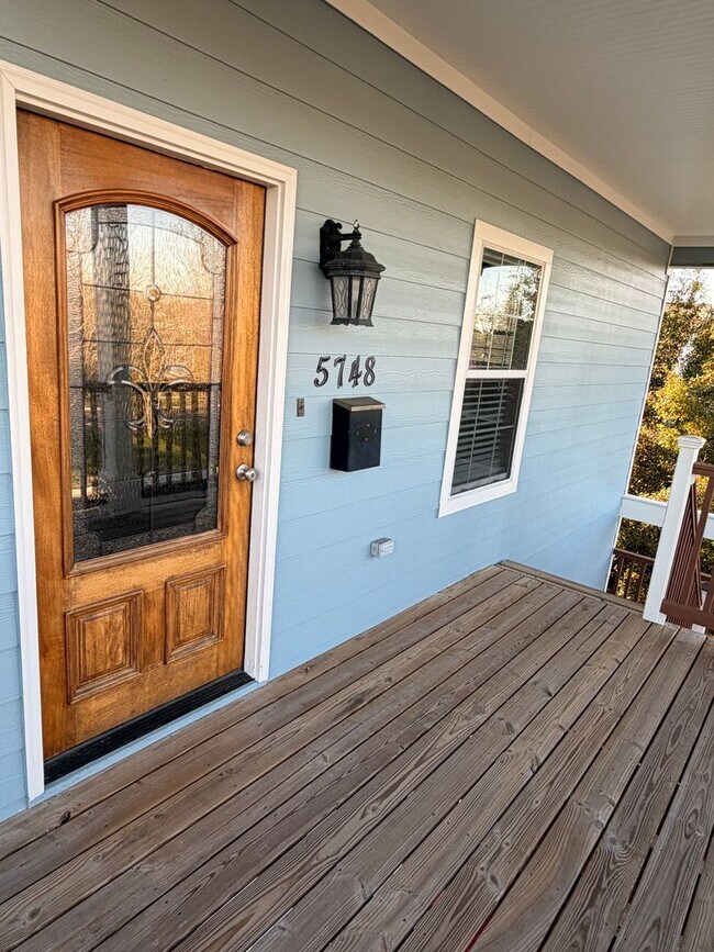 Foto del edificio - 5748-5748 Cameron Blvd