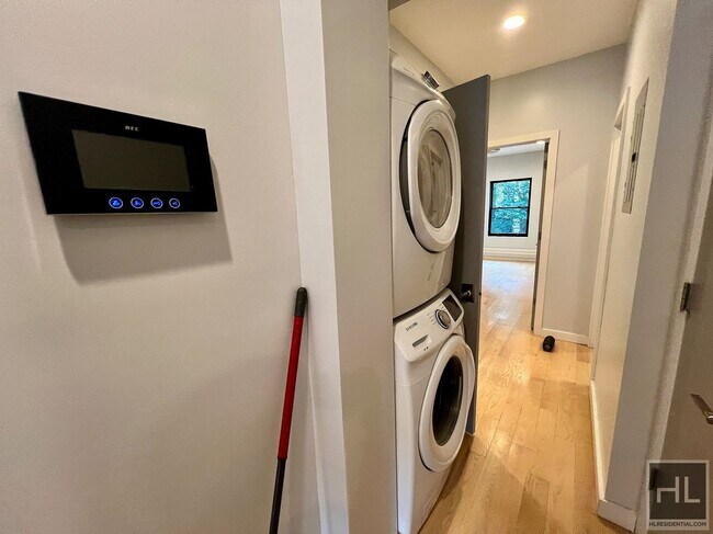 Building Photo - Sunny Luxurious 2BR 2BA w/ Laundry, & En S...