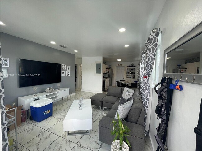 Foto del edificio - 608 NW 4th Ave
