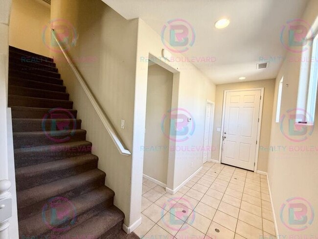 Building Photo - Gorgeous Two Story 3 Bedroom 2.5 Bathroom ...