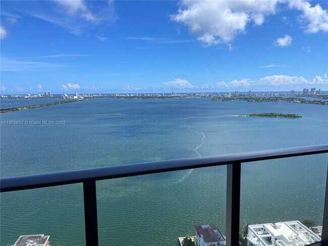 Foto del edificio - 460 NE 28th St