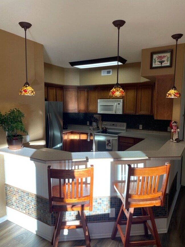 Foto del edificio - Bright & Open 2 Bedroom Condo on West Side