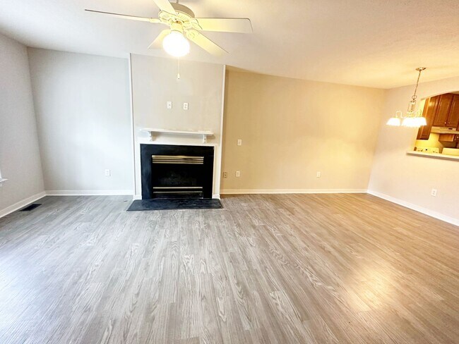 Foto del edificio - 4 Bedroom Townhouse Near Chesterfield Cour...