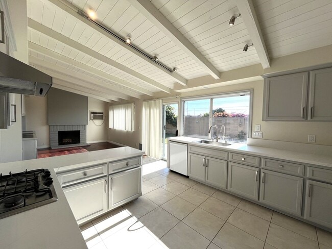 Building Photo - Wonderful Home 3-Bedrooms, 2-Bath Plus Off...