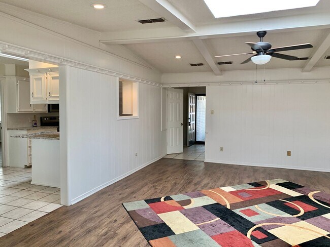 Foto del edificio - Available Early August! Four Bedroom in So...