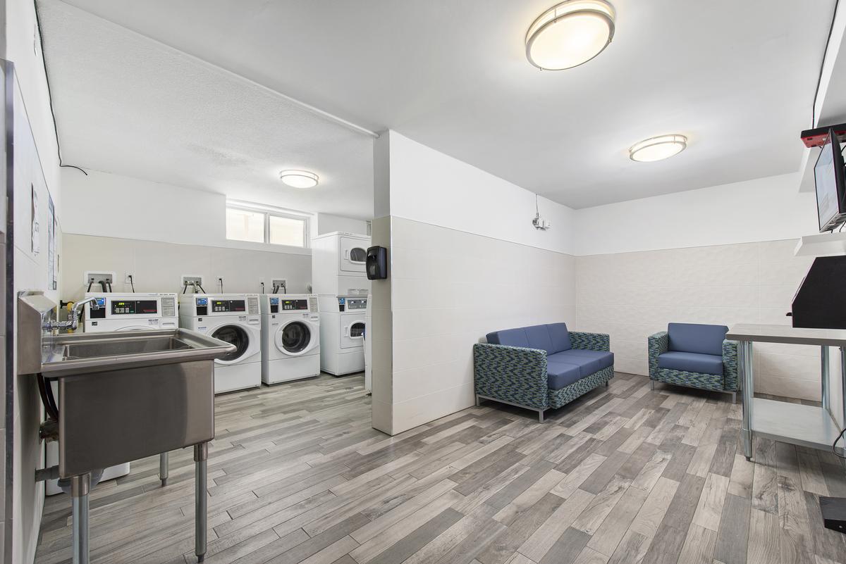 3045 Queen Frederica Drive Apartments 3045 Queen Frederica Dr Mississauga, ON