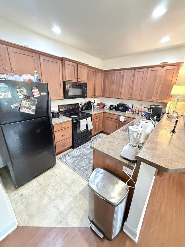 Foto del edificio - Four Bedroom Near Downtown Available for Pre-Lease!