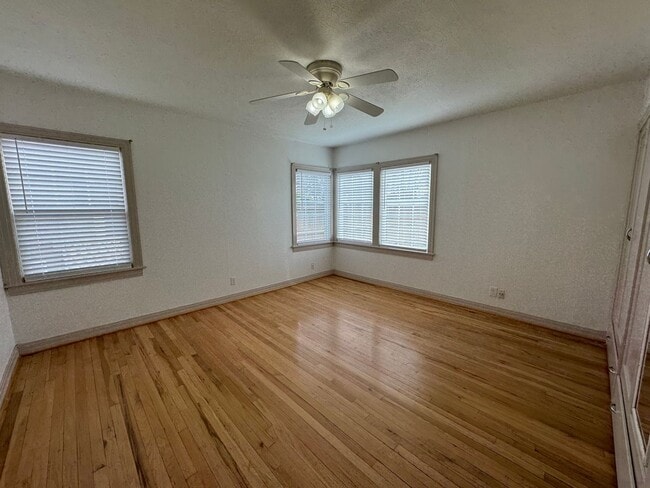 Building Photo - Well maintained, spacious 2 bed 2 bath ver...
