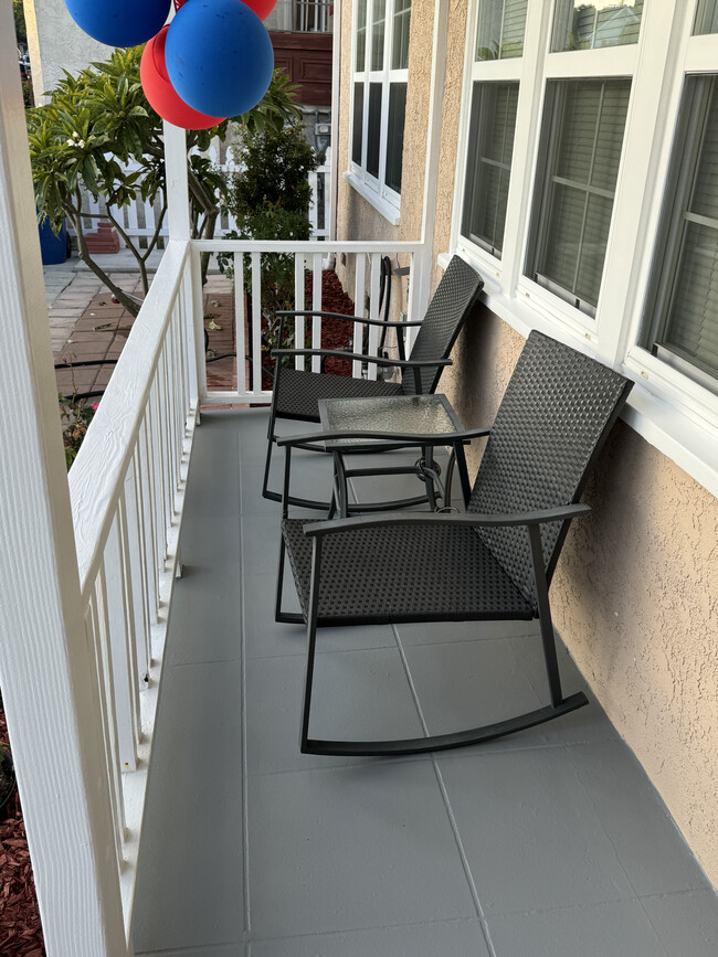 Porch with chairs and table - 3662 Greenfield Ave