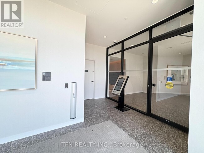 Photo du bâtiment - 2495 Eglinton Ave W