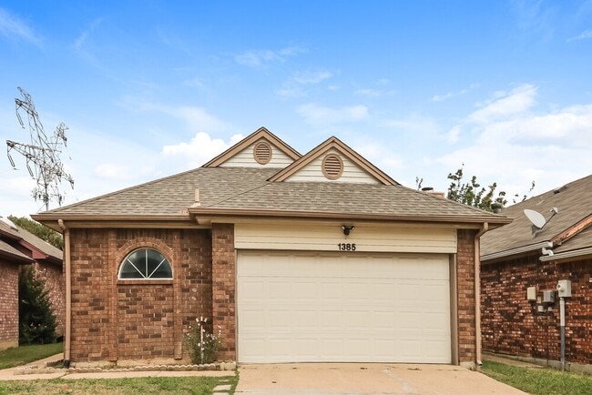 Building Photo - 1385 Chinaberry Dr
