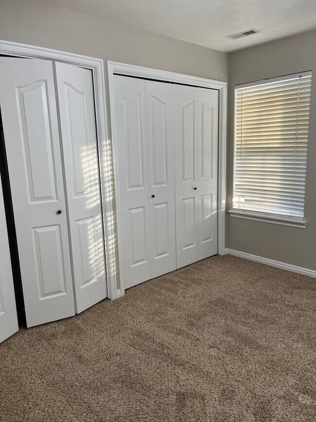 Foto del edificio - 879 Liberty Ln