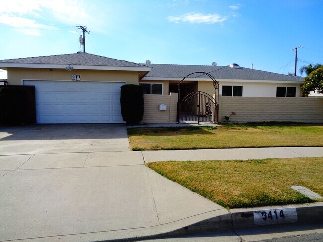 Building Photo - 4 Bedroom 2.5 Bath House with a POOL for R...