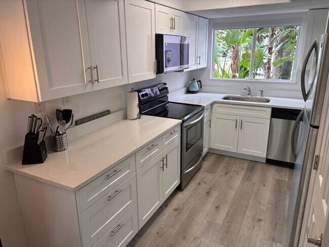 Foto del edificio - Furnished Beachside Townhome 2 bedroom/ 1.5 bath Dog Friendly Walk to beach