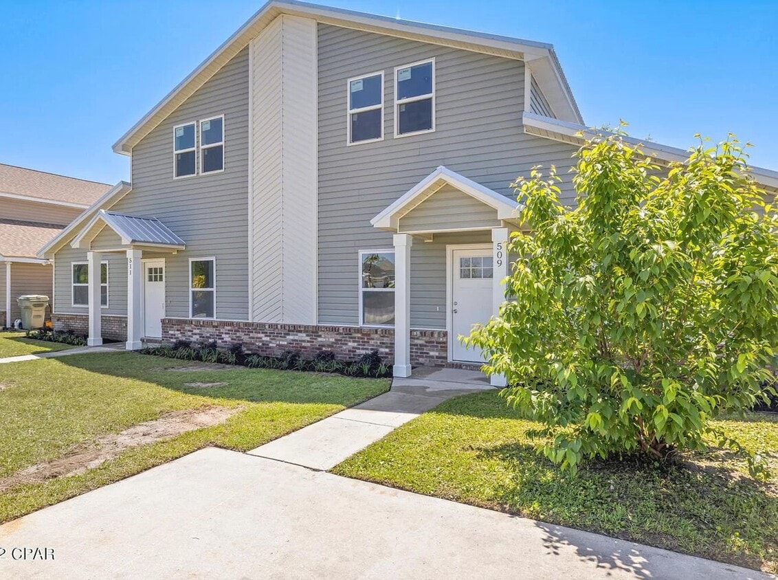 Foto principal - Beautifully Renovated 3B/2Bth Townhome
