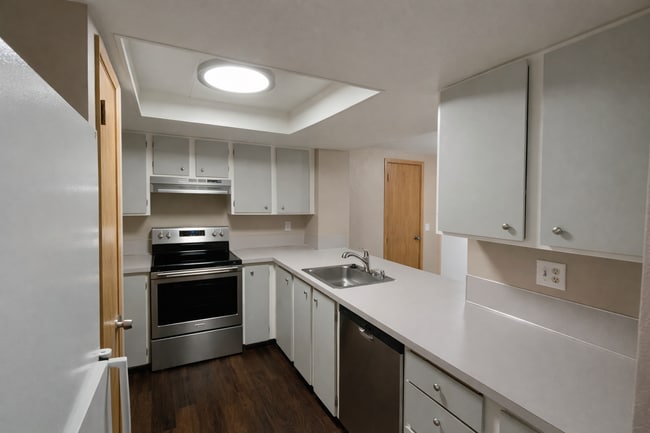 Building Photo - 2 Week Special - 3BR Home w/ Garage, Yard & Fireplace
