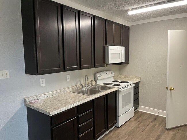 Building Photo - 1707 W 4th St