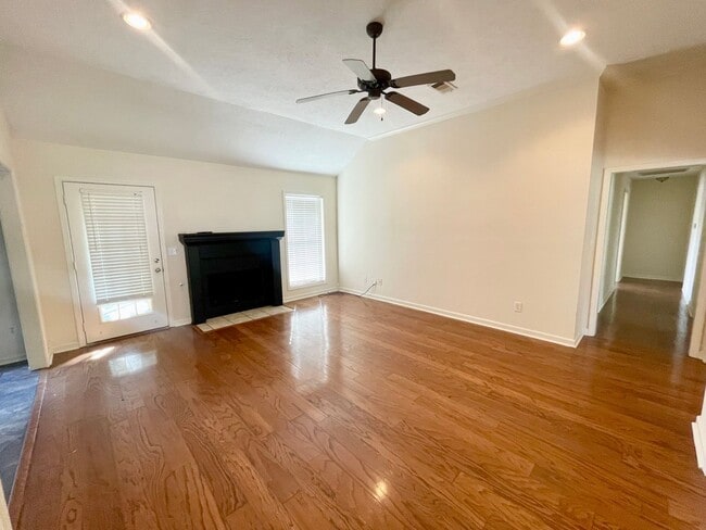 Foto del edificio - 311 Longleaf Dr