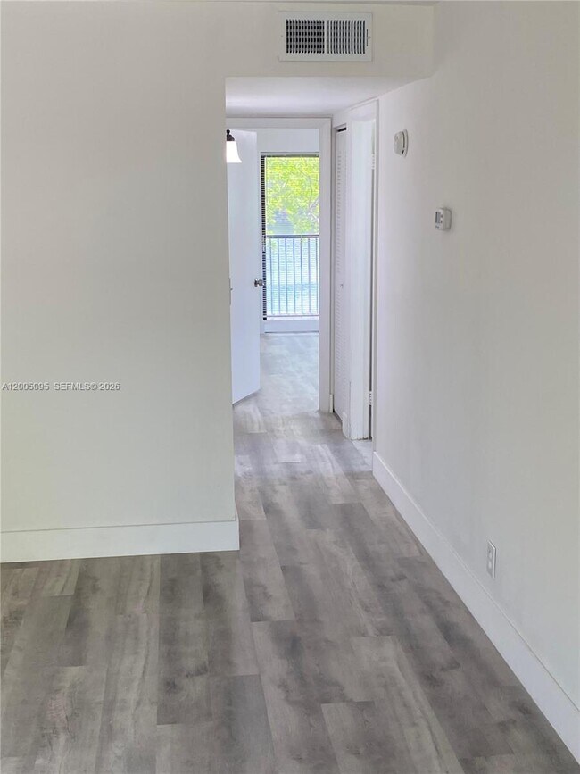 Foto del edificio - 9920 NW 68th Pl