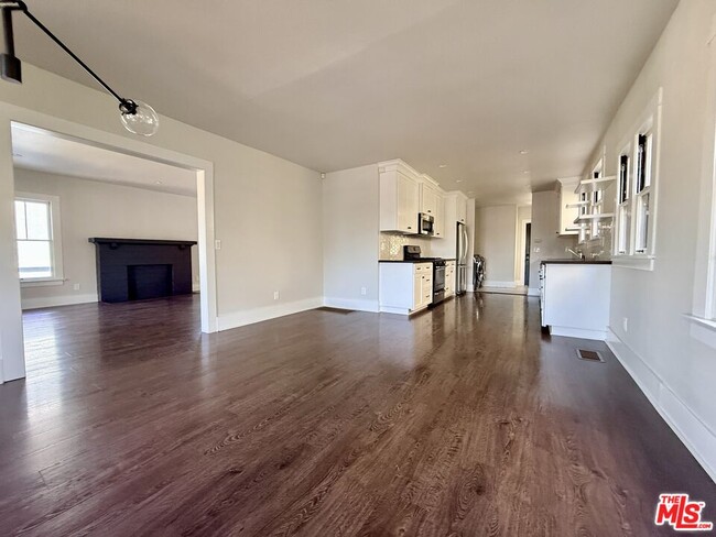 Building Photo - 854 Serrano Pl