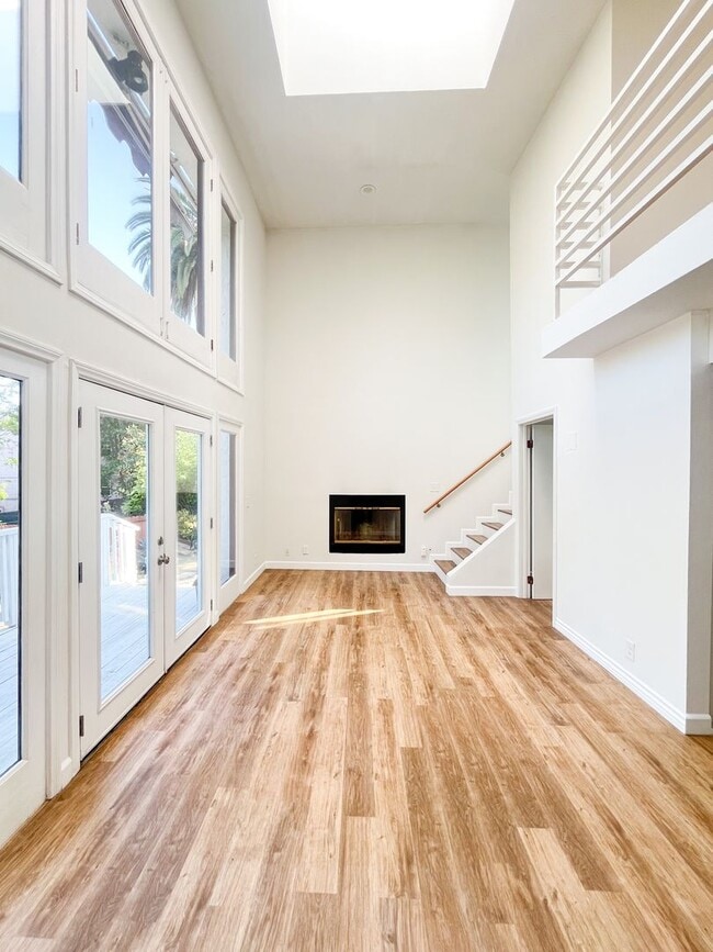 Building Photo - Stunning Light-Flooded Architectural 1BR L...