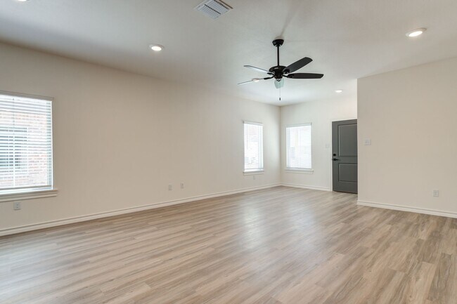 Building Photo - AVAILABLE FOR PRELEASE - 3 Bedroom Townhome in Escondido - Frenship ISD
