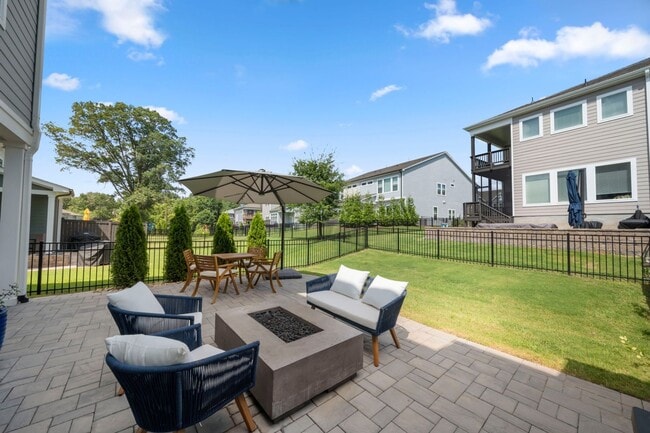 Building Photo - 2506 Lola Ave