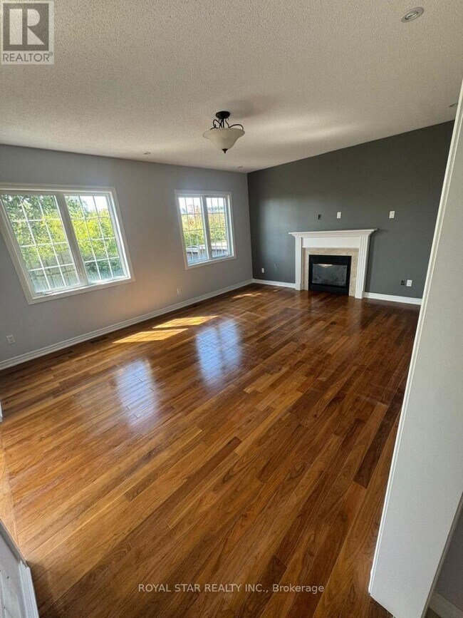 Photo du bâtiment - 300 Wrigglesworth Crescent