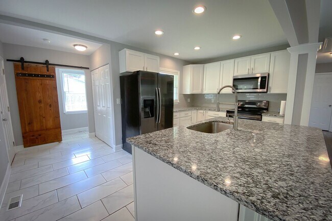 Building Photo - Beautifully Renovated Downtown Bungalow