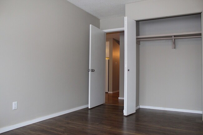 Photo du bâtiment - Hardeep Estates Apartments