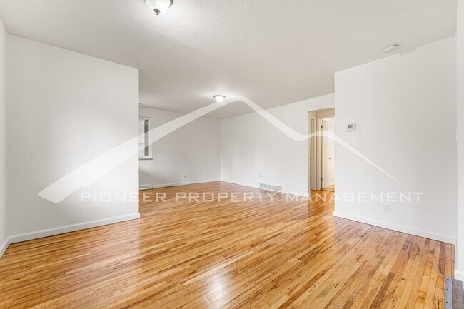 Foto del edificio - Spacious Half Duplex with 1 Car Garage and...