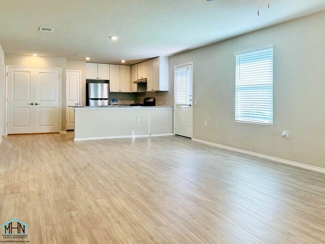 Foto del edificio - A Stunning 3-Bed 2-Bath Single Story - Nea...