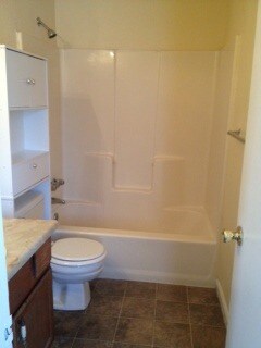 Building Photo - 122 Forest Pl