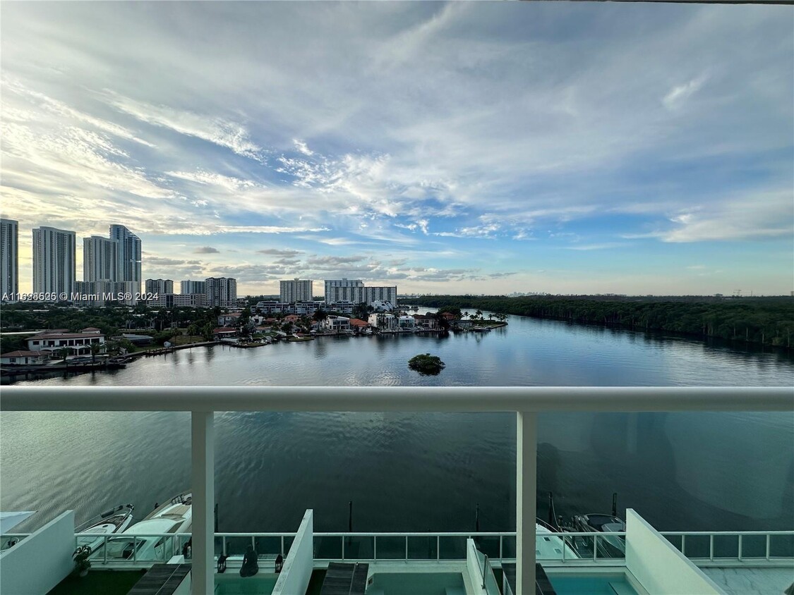 Foto principal - 400 Sunny Isles Blvd