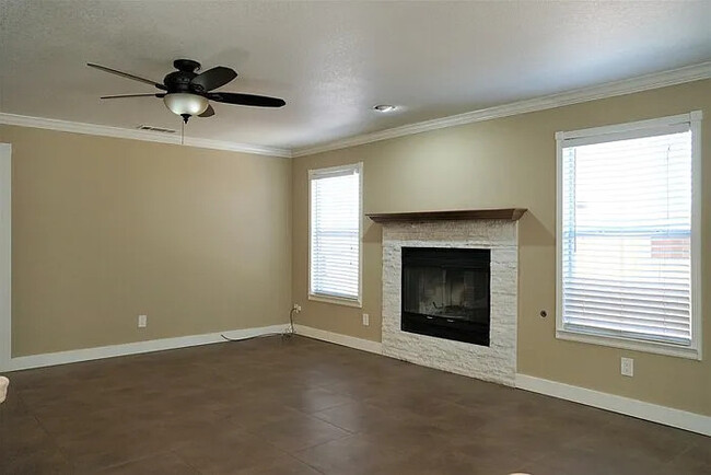 Building Photo - Stunning 4 bedroom 3 bathroom in Roseville!